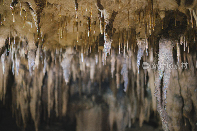 游客乘船穿过泰国Tham Le Khao Kop洞穴(Le Khao Kop cave)